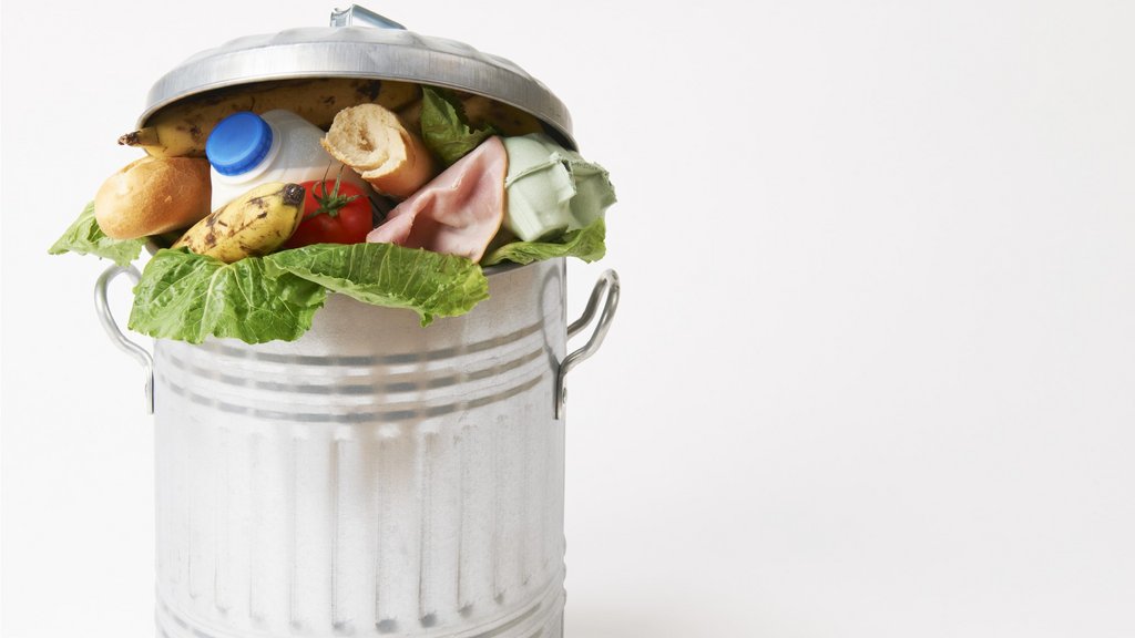 Nettoyer les poubelles: éliminer les odeurs